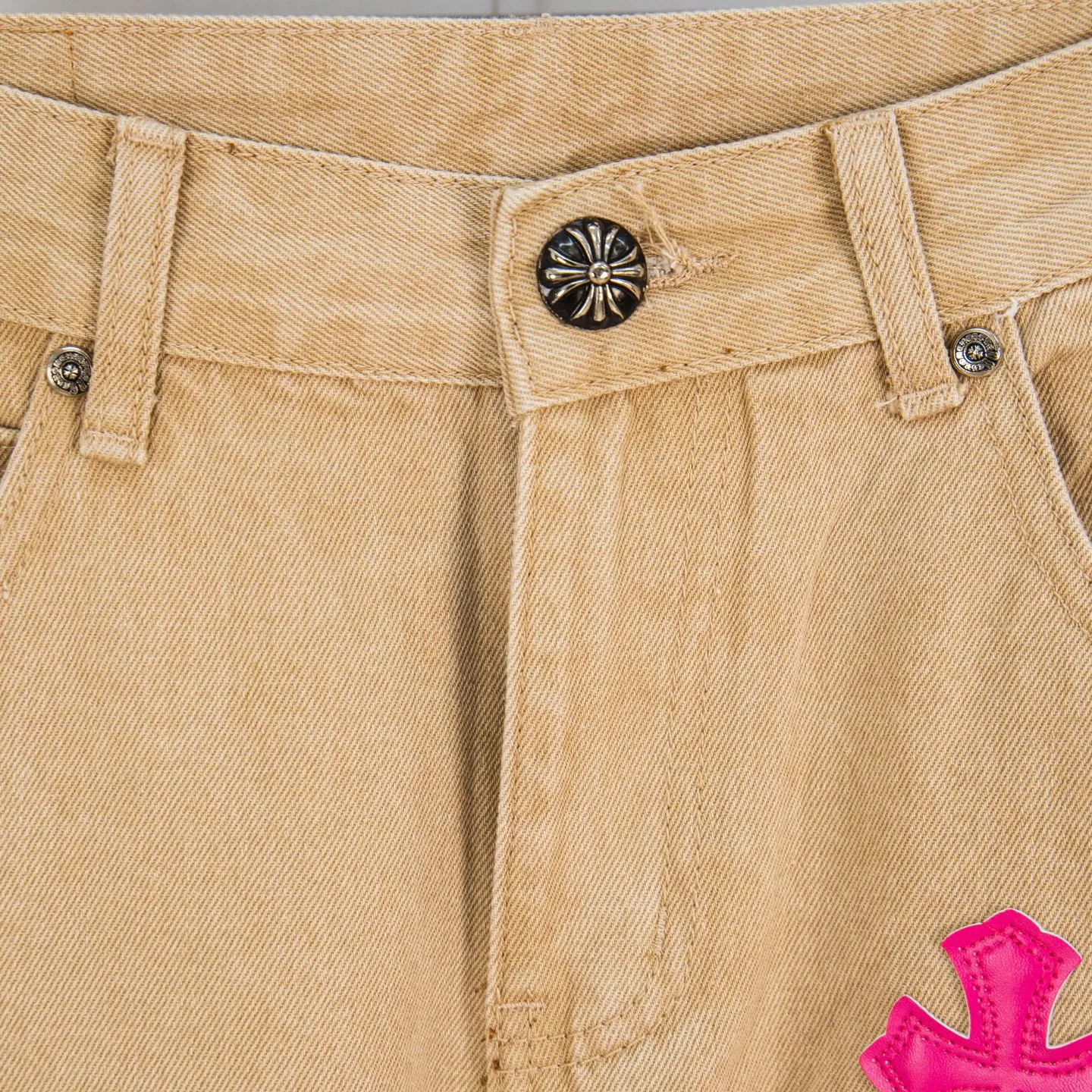 P240 Chrome Hearts 2025 New Miami Limited Couple Washed Jeans with Multiple Pink Cross Leather Labels is a hot item this season and is sought after by countless celebrities and fashionistas. The neat details of the cutting process add color to the playful fashion! The neat and meticulous design, and the well-fitting structure is unique. The upper body not only has outstanding recognition, but also looks younger and younger. A style with the ultimate wearing meaning and performance, gorgeous color matching, and the craftsmanship of this style is also extremely extraordinary. After the finished product is washed, it is disassembled and hand-made with sheepskin cross leather and then spliced ​​together to complete. The whole piece has too many craftsmanship to describe. It is decorated with patchwork cross flowers and high-waisted washed jeans! ! Absolutely high-end luxury product, a god-level single product, a super popular product, made with top heavy industry, a magic weapon that cannot be missed in the street. Style number: 1866# Size: 28 30 32 34 Color: khaki pink khaki black